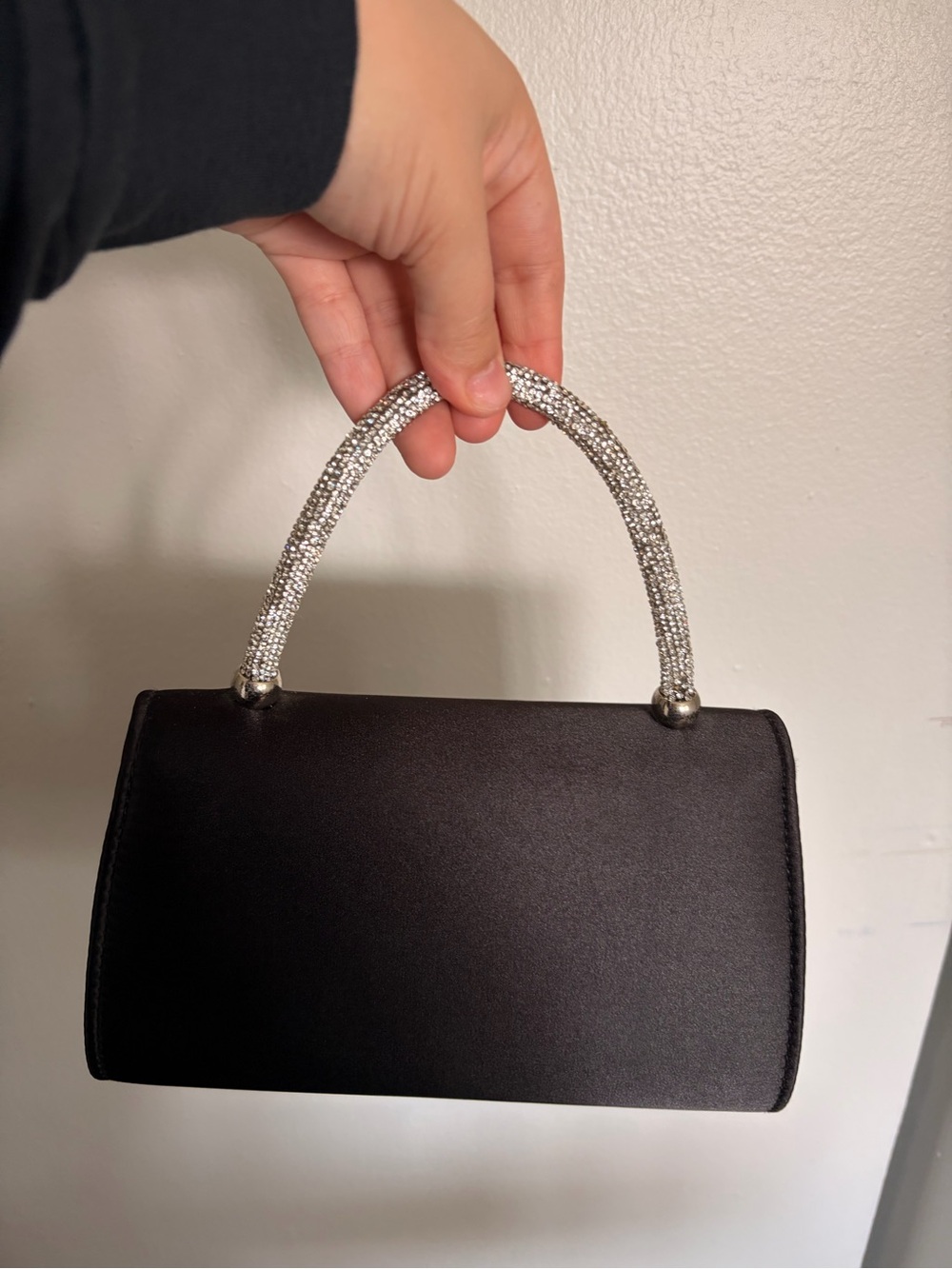 Elegant Black Evening Handbag with Crystal Bow Accent - Picture 2 of 3